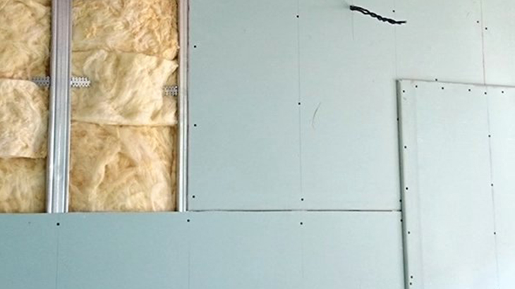 Как сделать монтаж гипсокартона на стену: технология крепления листов на каркас