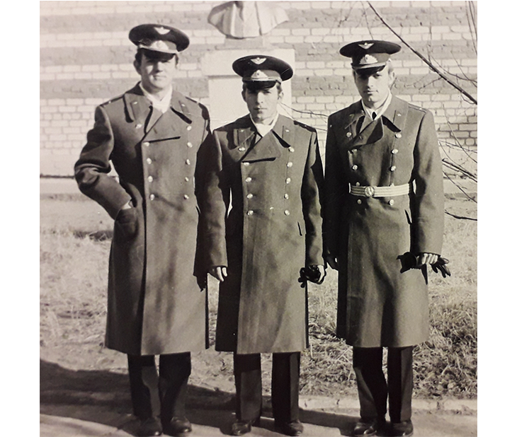 Молодые лейтенанты и Борис Перминов слева 